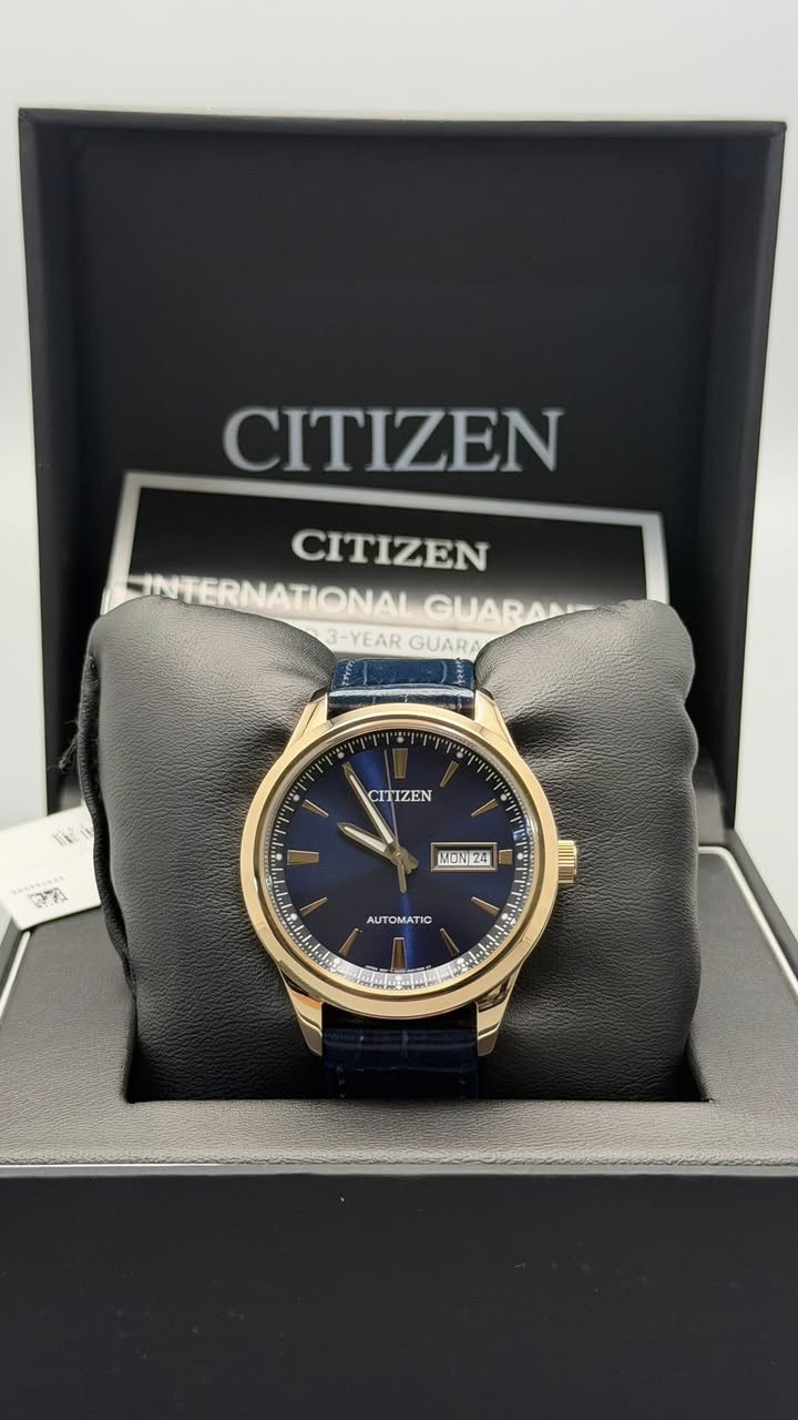 ساعة CITIZEN Automatic الأصلية
تصميم كلاسيكي فاخر يجمع بين البساطة والأناقة، مع تفاصيل ذهبية وسير جلد بلون كحلي يمنحها حضور راقي ومميز.

المواصفات:

* مكينة أوتوماتيك أصلية Automatic
* هيكل مطلي باللون الذهبي الفاخر
* واجهة كحلية أنيقة بتصميم كلاسيكي
* عرض اليوم والتاريخ
* سير جلد فاخر بنقشة راقية
* زجاج مقاوم للخدش
* صناعة عالية الجودة مع أداء عملي يومي
* أصلية وكالة مع إمكانية الفحص والاختبار

السعر: 500,000 دينار عراقي

للتواصل والاستفسار واتساب:
***********
