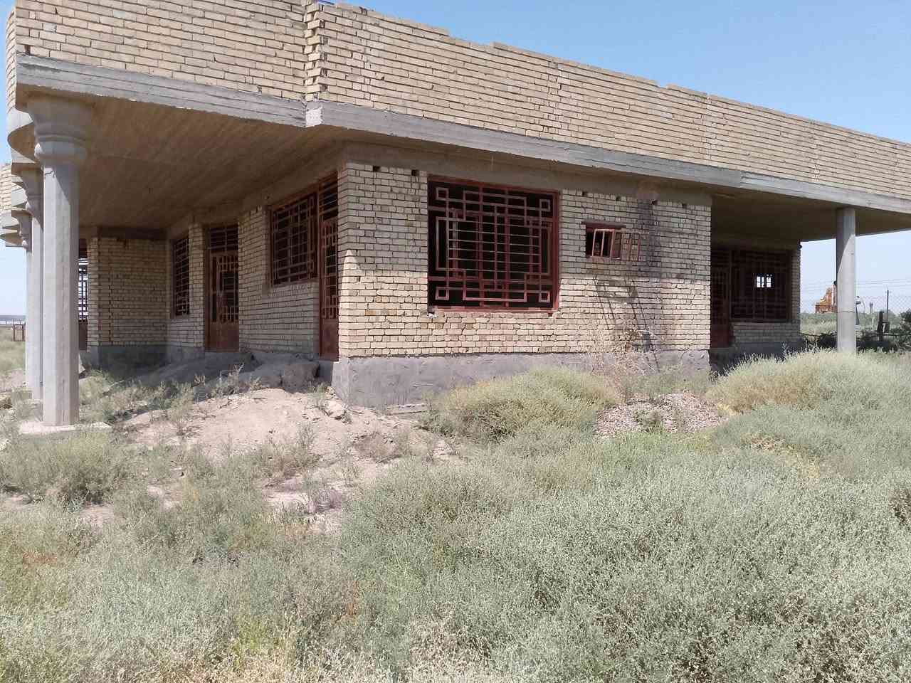 بيت هيكل مع ارض طابو زراعي سند 25مفروزه بسمي مساحة لأرض 663مترا مساحه البناء 325مترا يحتوي على ستقبال وهوال 3غرف نوم حمام ومطبخ الموقع عويريج قرب سيطره 75مدخل مدخل مركز شرطه المصطفى قريب جدا على شارع الخدمي الرئيسي لاتتصال ***********
