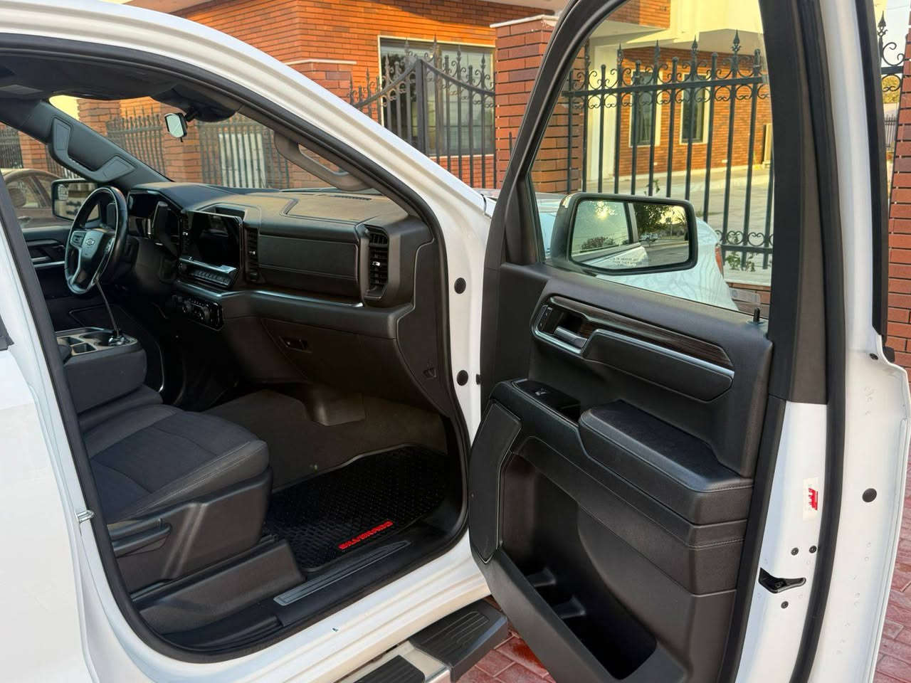 السلام عليكم
للبيع سلفرادو موديل 23 رقم بغداد بسمي تحويل وارد امريكي حادثهة حافه الجاملغ مكينه 8 سلندر 5300 فئه LT. مواصفاتهة دشبول جديد دجتال رادارات اماميه وخلفيه توقف ذاتي اوتو هولد انضمه قياده تحديد مسار سياقه اليه تشغيل عن بعد كامره شاشه كشنات تدفئه ستيرن هيتر باب طويل بدي كصير السياره حيل جديده واحله واجدد من الصور وعلئ ايدي وعليهة ادامه كامله كير مكينه حداديه تايرات دواخل كلشي بيهة مكفول عدا حادثهة للاستفسار *********** مكانهة كربلاء،  الشراي يتصل وبخدمته كربلاء, العراق
