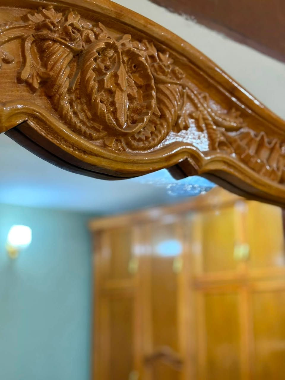 السلام عليكم  غرفة خشب صاج متكونة من :
سرير نفرين
كومديات ثنين 
كنتور مساحته ٣،٥ بي ٦ ابواب مع ملحقات 
زاوية كنتورية بابين بيها مراية داخلية 
ميز تواليت بي مجرات وكومديات 
سمك خشب الكنتور ٦ ملم 
سمك خشب المجرات والكومديات ٤ ملم 
الغرفة نظيفة ومابيـها اي كسر او ضرر بس بيها اثر صبغ صغير ع الميز تواليت 
مستخدمة قليل جداً اخذتها قبل سنـة
سبب البيع : الانتقال الى بيت اصغر 
اي استفسار ثاني تفضلو على الرقم 
***********
