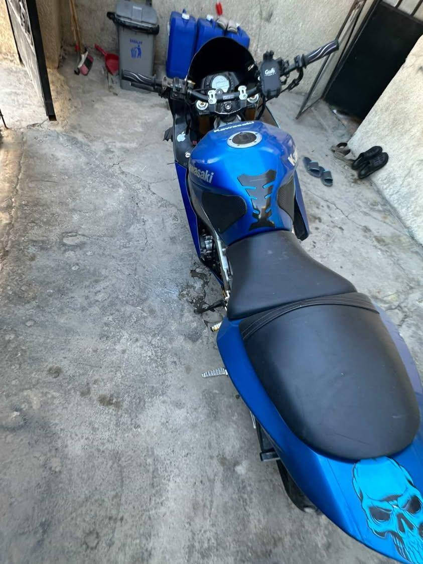 السلام عليكم كاوسكي 636 2004 أوراق كامله حته كمرك مدفوع الدراجه بلاديه بس ستيرن مال لعب اول كصه السعر 23 وبيها مجال *********** مكان بغداد حي الإعلام تقاطع درويش
