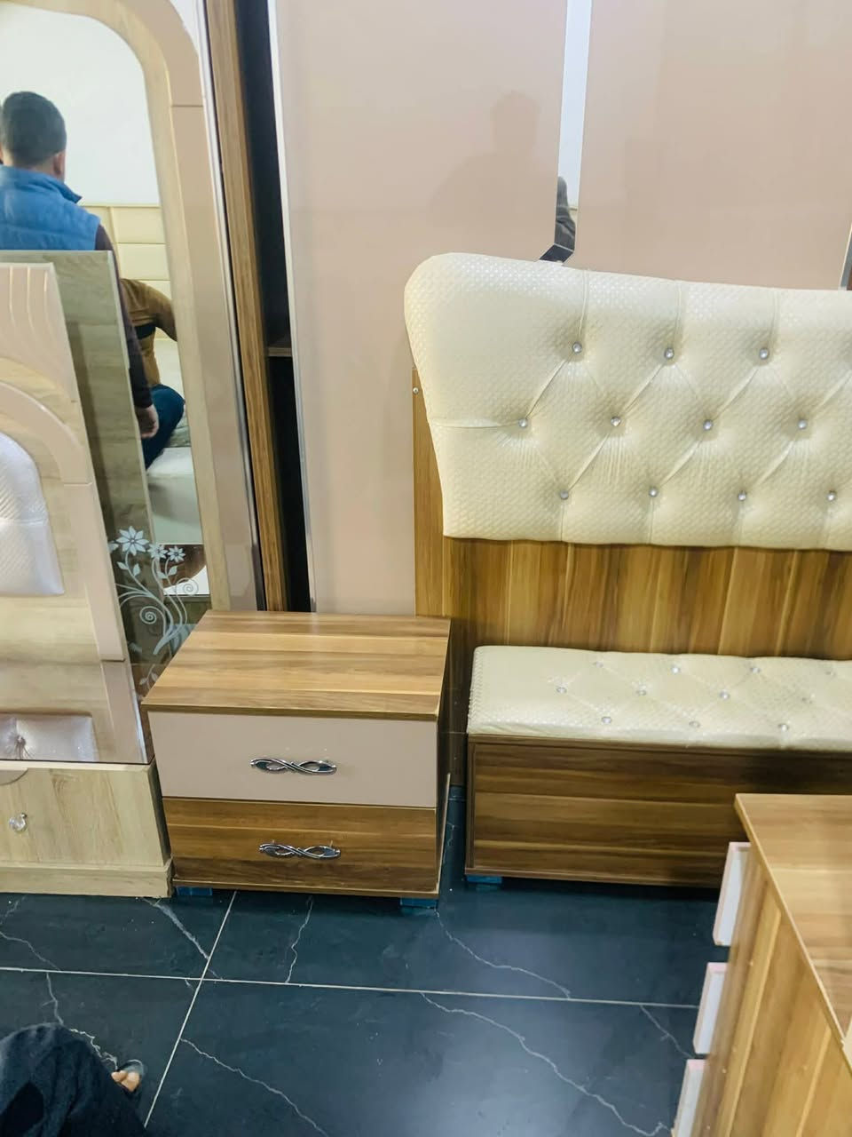 سلام عليكم غرفة نوم تركي للبيع  ٦ قطع اخت الجديده السعر ٥٠٠ وبيها مجال هاذ رقمي *********** والله محي الگرايب 🤍🫶
