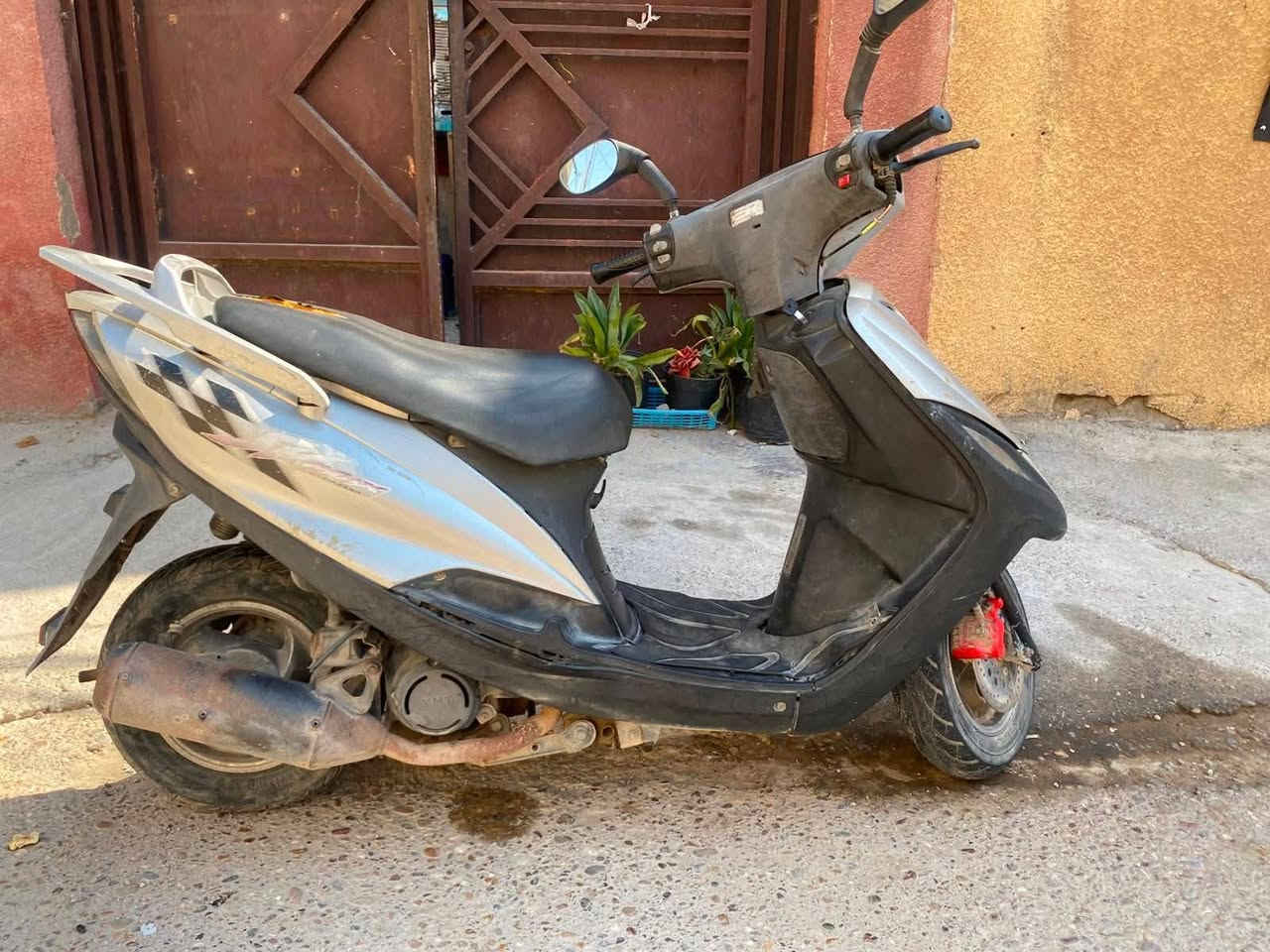 السلام عليكم 
ماكس 140 نظيفة كلش 
محرك ناعم 
نكرة سلف وهندر 
كهربائياتها كلها كاملة 
قفل ستيرن وقفل كشن كلة شغال 
للبيع بلاااش بـ300 وبيها مجال للشراي 
مكانها بغداد 
***********
