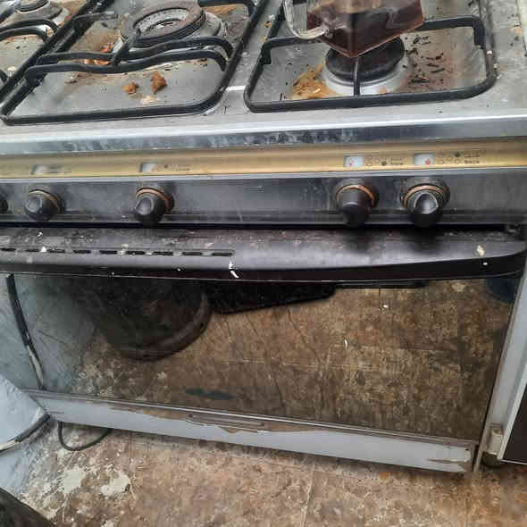 طباخ للبيع مصري ٥ اعيون وفرن شغال السعر ١٥٠ الف ***********
