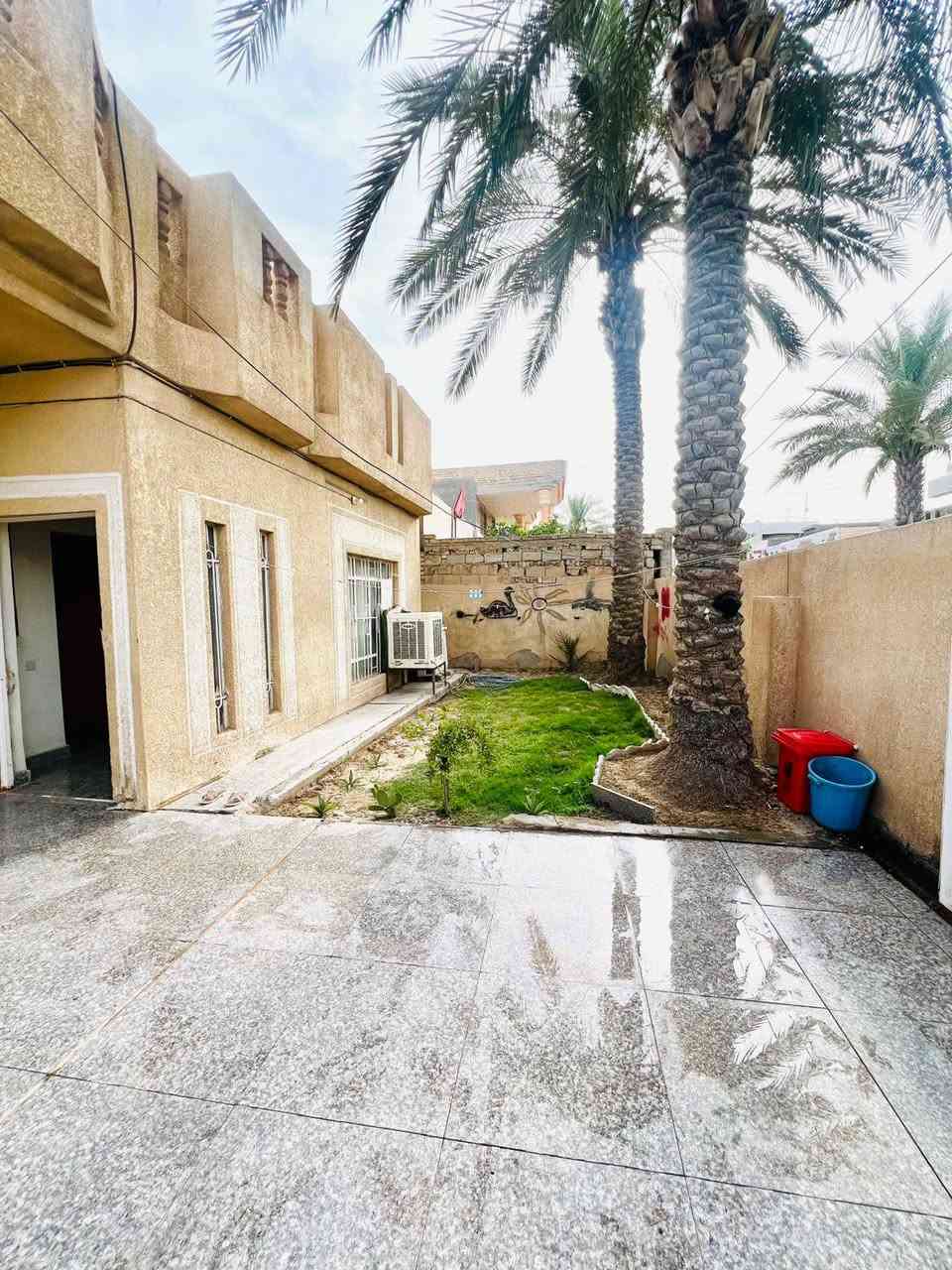 للبيع 
حي العسكري 
بيت ركن عله شارعين 
قرب مول القبطان 
المساحه 300 متر
يحتوي على 2 غرف نوم مساحه الغرفة 5 في 4 
صاله 5 في 4
المضيف 6 متر في 4
صحيات خارجية + داخليه 
مطبخ داخلي مساحته 5 في 4
 أو مطبخ خارجي حار 3 في 4 
للتواصل ***********
@إشارة
