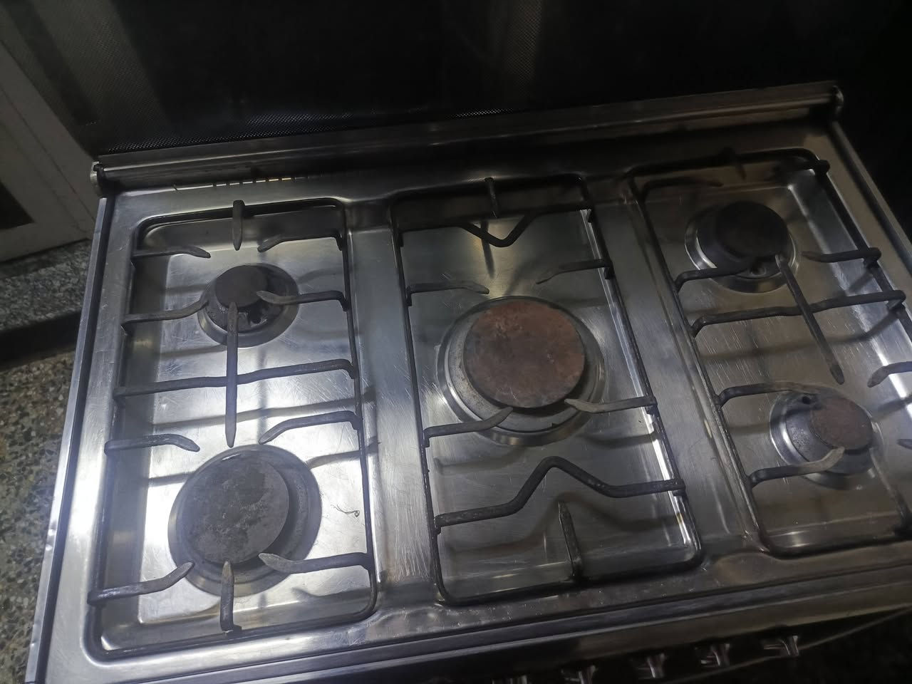 السلام عليكم طباخ فريش نظيف بعده جديد  مستعمل شيء قليل كله شغال اي ضرر ما بيه خمس عيون شغاله فران اثنين الجو فوق شغال مكاني نادر الثاني على الخدمي فرع قيس ابو السمك ***********واتساب
