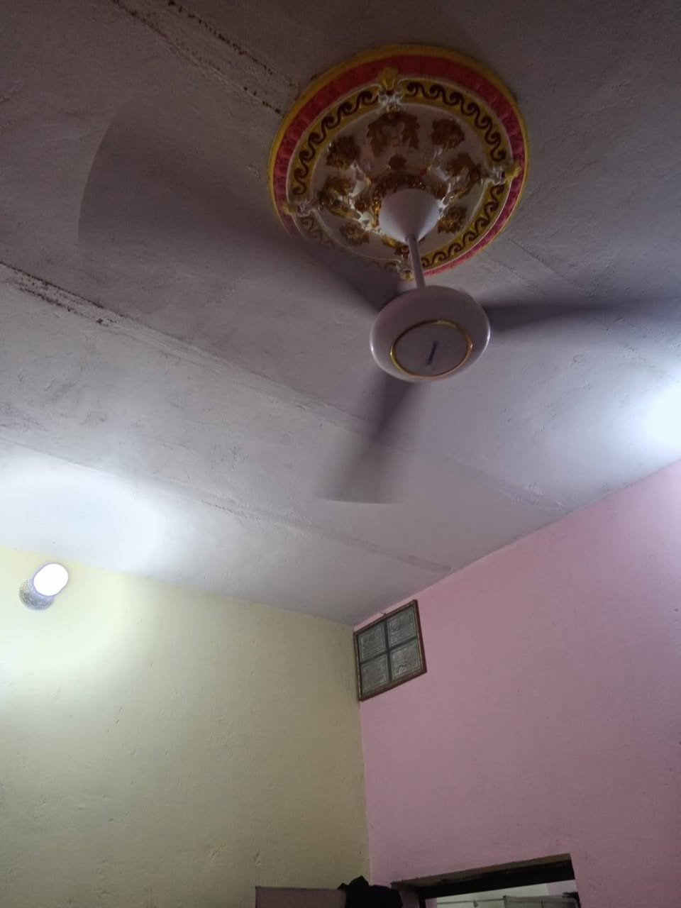 يوجد بيت للبيع في حي الرحمه الثانيه مساحة البيت 100مربع راس ركن قريب على الشارع موقع  البيت بدايت المنطقه تصال او واتساب ***********
