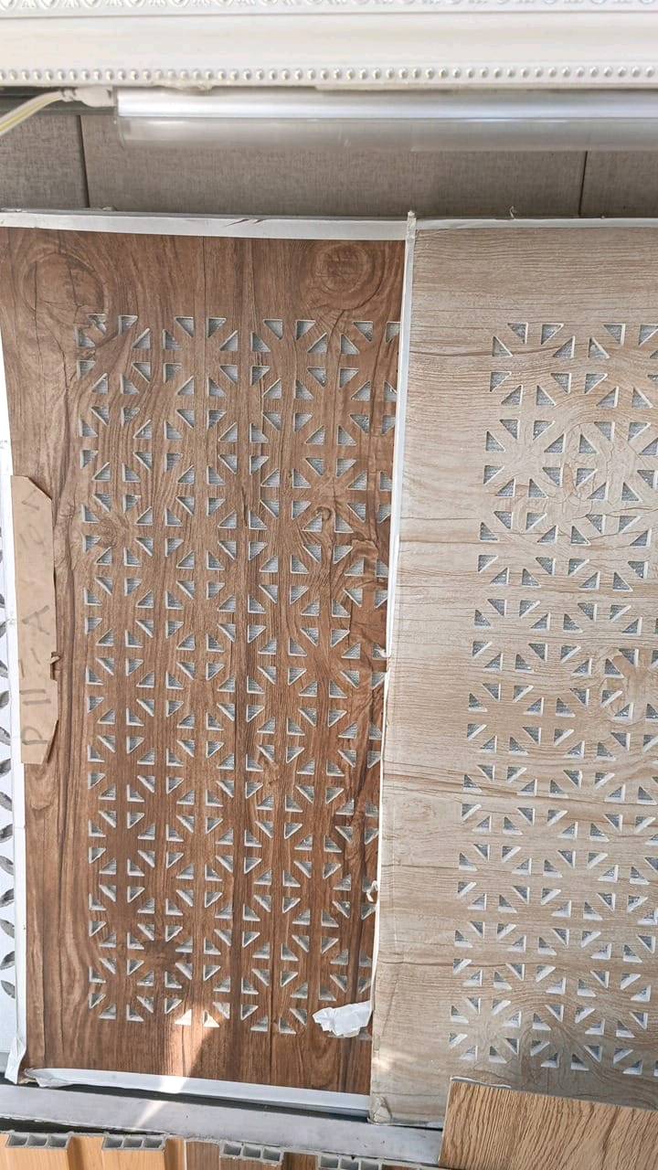 سلام عليكم يتوفر لدينا مواد سقوف ثانوية جملة ومفرد سعر المتر ب 3 ونص ويتوفر لدينا تغليف جداري وبديل الرخام وبديل الخشب وسحبات كورنيش وجبس بورد يتوفر لدينا خدمة التوصيل لجميع مناطق البصرة للاستفسار *********** راسلني واتساب ادزلك الالوان 