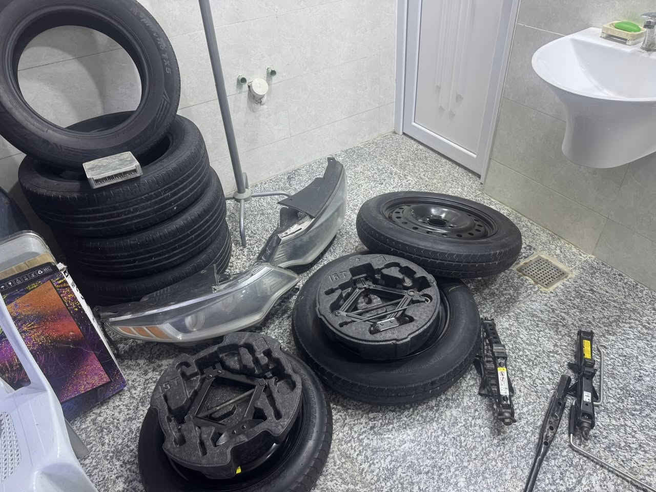 تايرات مستخدمات للبيع سبير اوباما عدد 2مع جكات سبير سوناتا اوبتيما مع فلينه زوج لايتات سوناتا  جكات للبيع عقل سياره *********** مكاني بصره تنومه
