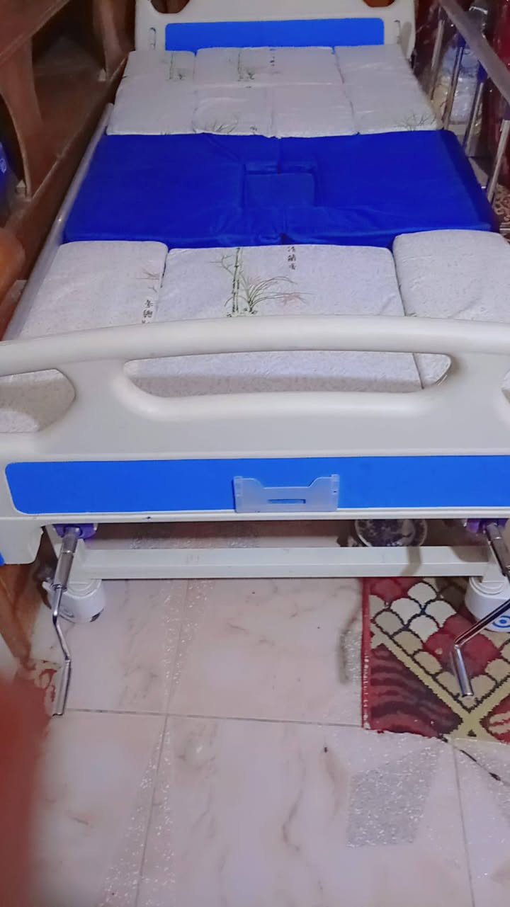 سرير مستشفى 5حركات نظافه فول استعمال قليل للبيع
السعر 300 بي مجال 
للتواصل عل الخاص او رقم ***********
