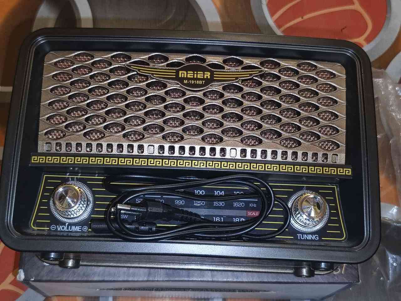 هذا الجهاز هو راديو Meier M-1918BT كلاسيكي بتصميم عتيق (Retro).يدعم تقنية Bluetooth 5.0 للاتصال اللاسلكي وتشغيل ملفات الصوت من الهواتف.يحتوي على منافذ USB و TF Card لتشغيل ملفات MP3 مباشرة.يعمل ببطارية قابلة للشحن ويستقبل موجات AM/FM/SW.


**إذا كنت صاحب هذا الإعلان وتريد حذفه لأي سبب، رجاءا أرسل رسالة إلى الدعم الفني**