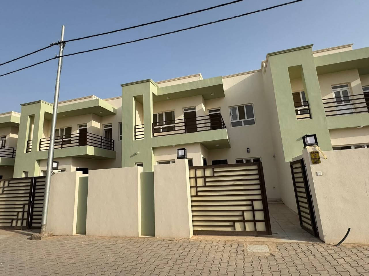 🏘️عرض مناسب جداً دار  في مجمع المرتضى السكني 
 مرحلة اولى جاهز للسكن "مشمول في المصرف العقاري" 
الواصل 59  اقصآد للمصرف 335 الف شهر 
تفاصيل 160متر 
طابقين 3 غرف نوم صحيات عدد 4 استقبال وكراج وحديقة

📞 للاستفسار والتفاصيل:
📱 واتساب / اتصال: ***********
📱 اتصال: ***********

◾ عنوان المكتب:
الأميرات القديمة، مقابل مجمع كرار، مجاور مجموعات شركات السدير للصيرفة، مقابل بوابة الثانيه للمدخل الأميرات 1 
🏢 [مكتب الأمل للوساطة العقارية]
نستقبل كافة عروضكم في المجمعات السكنية، العرصات، النقابات، والأحياء
