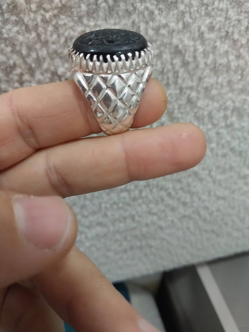 السلام عليكم خاتم عقيق مخطوط يارب الشاكرين وزنه ٢٢ غرام للاستفسار ***********واتساب
