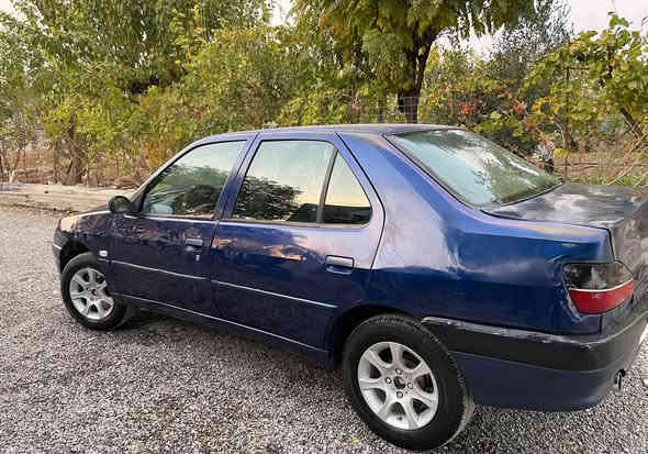 بيجو موديل٢٠٠١
ارم سوران رسمةكة بةشةرتي ئةوةليات
دةعمو ليدراني نيه
بوياغي نيه
توزي كال بونةووة و ساردة كوتي هةية
سةقفو شانةكانيزهيچي پيوة نيه
گيرو مةكينةي بي عةيبة
توندو تولة
كارةباي مةزبوته
 سعري١٧ گةلاو مةجاليكي كةم
*********** بشدار
