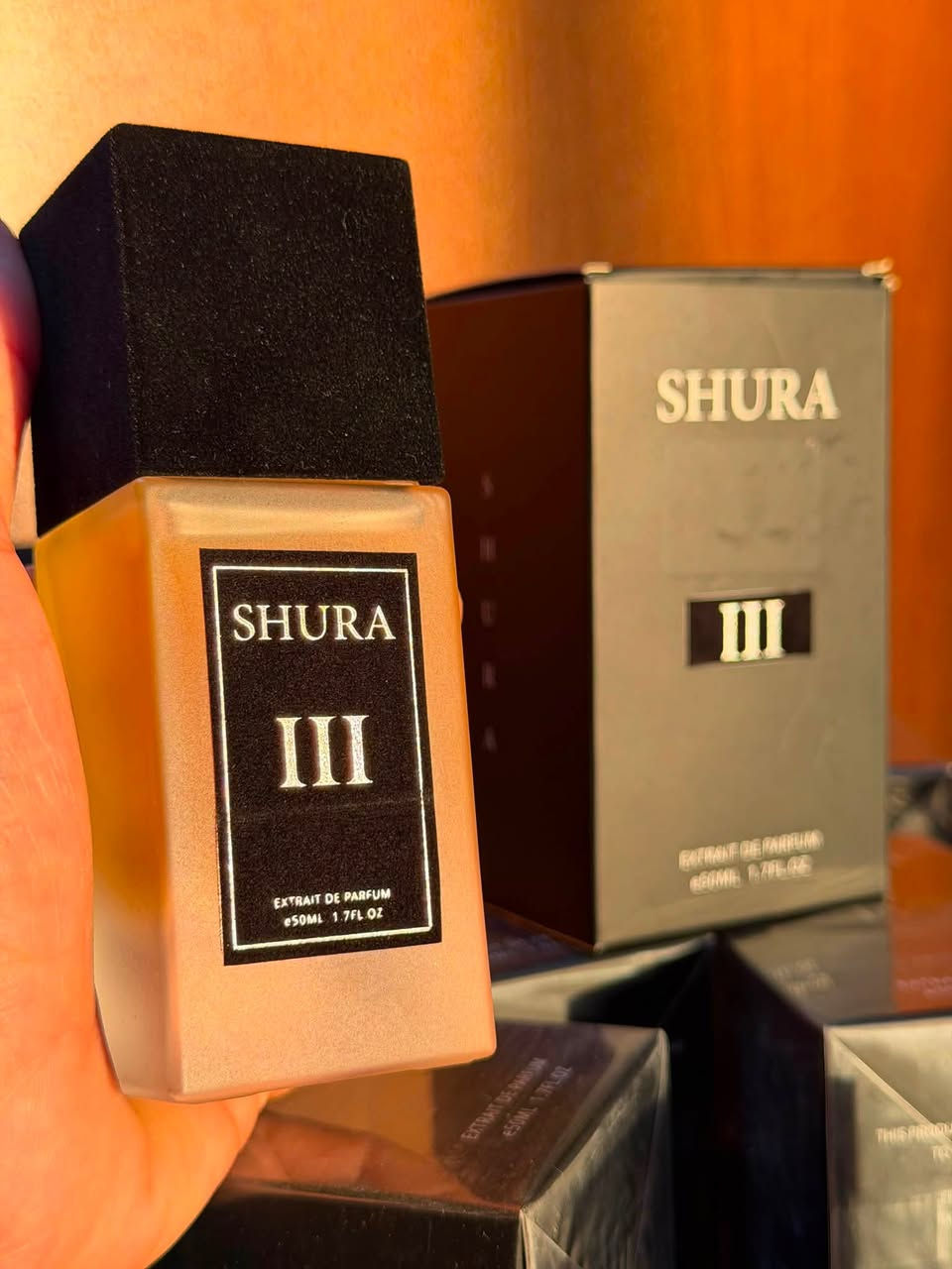 هذا العطر من أول رشة يخلي الكل يلتفت إلك.
إذا تحب عطر يبقى بالذاكرة 
 هذا العطر راح يعجبكم من أول تجربة.

✨ ثبات عالي.
🌿 ريحة فخمة ومميزة.
👌 مناسب للدوام، للمناسبات، وللاستخدام اليومي
سعره كلش مناسب 45 الف 
متوفر بي 4 ارقام حسب ذوقك
رقم 1 رح يكون عطر زعفران جلدي فاخر مع شمع عسل دافئ ولمسة خضراء خشبية، قوي وأنيق، غني ومميز بعيد عن الحلاوة المفرطة
رقم 2 عطر عود و جلد مدخن فاخر و توابل جافة ولابدانوم راتنجي عسلي ذكوري غامض وقوي و أنيق ومميز بعيد عن الحلاوة
رقم 3 رائحة أوراق خضراء مطحونة مع لمسة نعناعية خفيفة عطر الحمضيات أو التوابل الخضراء. 
 الافتتاحية صادمة لانو حاد وغير حلوة بس ورح ينطي إحساسا بالنظافة 
رقم 4 عطر يجمع بين الانتعاش الحمضي والدفء الخشبي المعدني النظيف و المسك يضيف نعومة جلدية 
العطر ينطي تيار حمضي بالبداية (جريب فروت نقي)
بعدين تيار التوابل الخفيفة (زنجبيل-أمبريت)، وأخيرًا تيار معدني خشبي مالح نظيف
للطلب ***********

