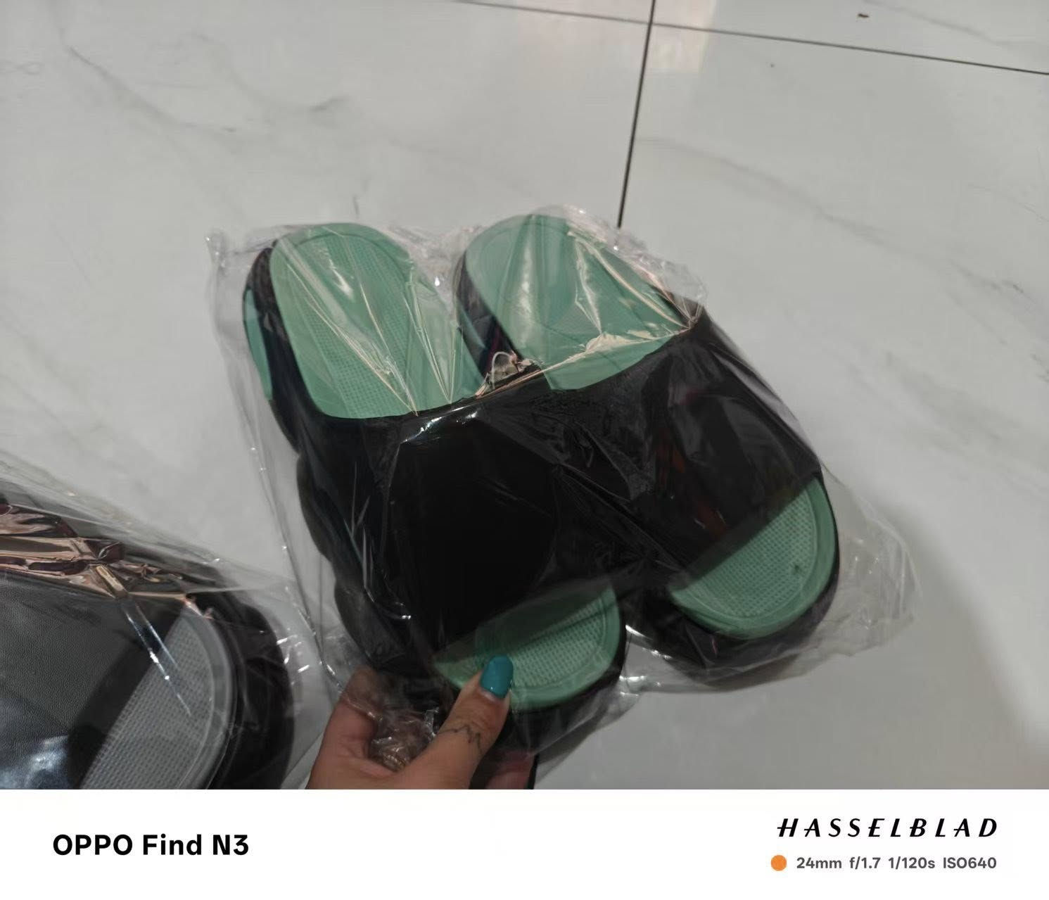 سلام عليكم ‏ ‏عندي ‏إسليبر رجالي شبابي                        عداد 950  ‏زوج سعر 🔥توصل على رقم. ***********
