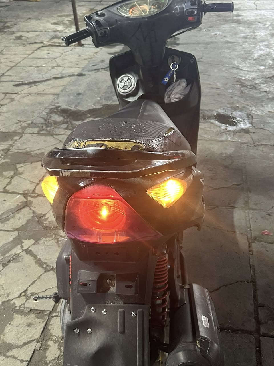 سلام عليكم دراجه ثعلب  كلشي شغال بيها ستان تعليك قفل ركبه اشاير  هورن  بيها دخانه لاستيك ولف عنوان بغداد شعله ***********
