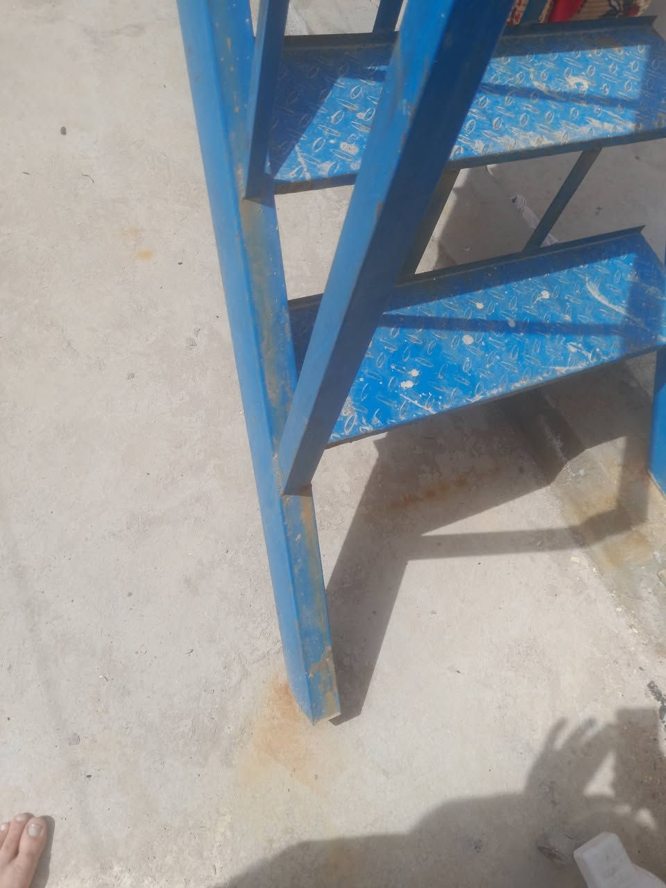 الدرج للبيع ١٢بايه الحديد الثقيل اي خياس مابي كلش نضيف ماصار فتره من اخذته السعر ٢٠٠وبي مجال هاتف ***********
