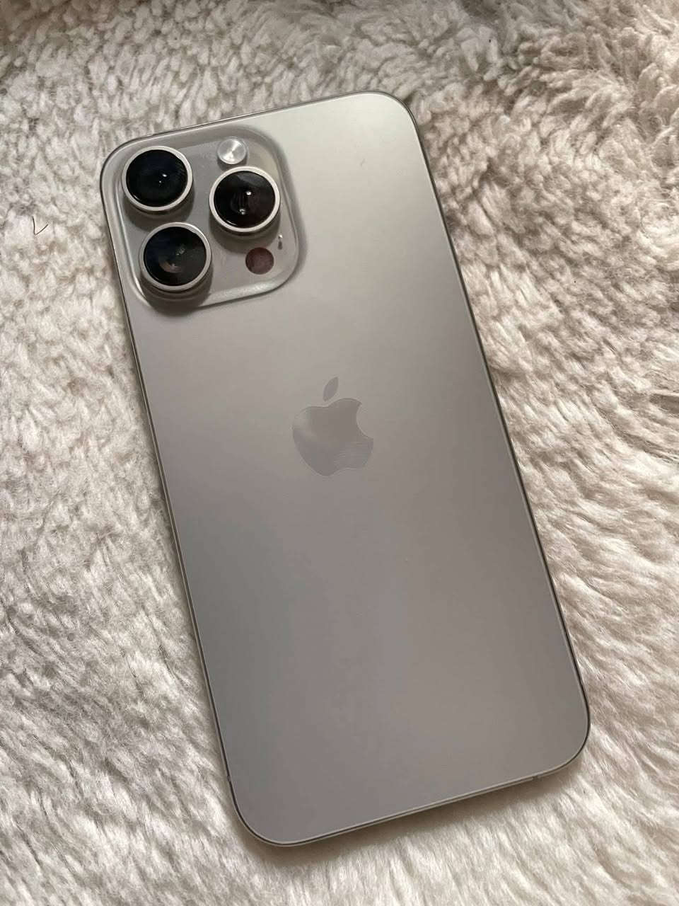 السلام عليكم ايفون ١٥برو ماكس لون رصاصي تيتانيوم 
الجهاز كلش نضيف فقط مبدل شاشه ونوعيه اصليه
ذاكره ٢٥٦ بطاريه ٩٤ الجهاز كله شغال وكلش نضيف بدون ملحقات سعر ٨٥٠وبي مجال مكاني بغداد بلديات للتواصل خاص ورقمي***********بي بس واتساب

