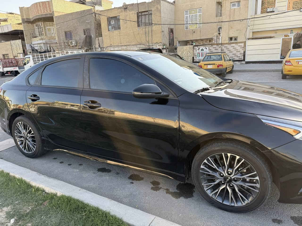 السلام عليكم 
فورتي جي تي لاين 2024 بدون رقم المنفيس ب اسمي 
سياره فول مواصفات ماعدا الفتحه 
ماشيه 27 الف 
كشن جلد 
وتدفئه وتبريد 
بصمه 
رادار خلفي وامامي وجانبي 
شاشه جبيره 
كامره دواره 
توقف ذاتي 
تحديد مسار 
مانع تزحلق 
تشغيل عن بعد 
اشاره بالمري 
انضمه قياده 3  سرعات 
مكينه 2000 دوش 
كير مكينه كفاله 
صدر جديد 
تخم تاير ويل كب جديد 
مواصفات الجي تي معروفه 
حادثها تبديل امامي فقط سياره ليبل واحد 
وجاملغ خلفي وباب بي رصعات بسيطه وشخوط ونصبغ 
السعر 140 وبيه مجال بسيط 
مكان السياره بغداد مدينه الصدر 
صور حادث بالمنشور 
***********
