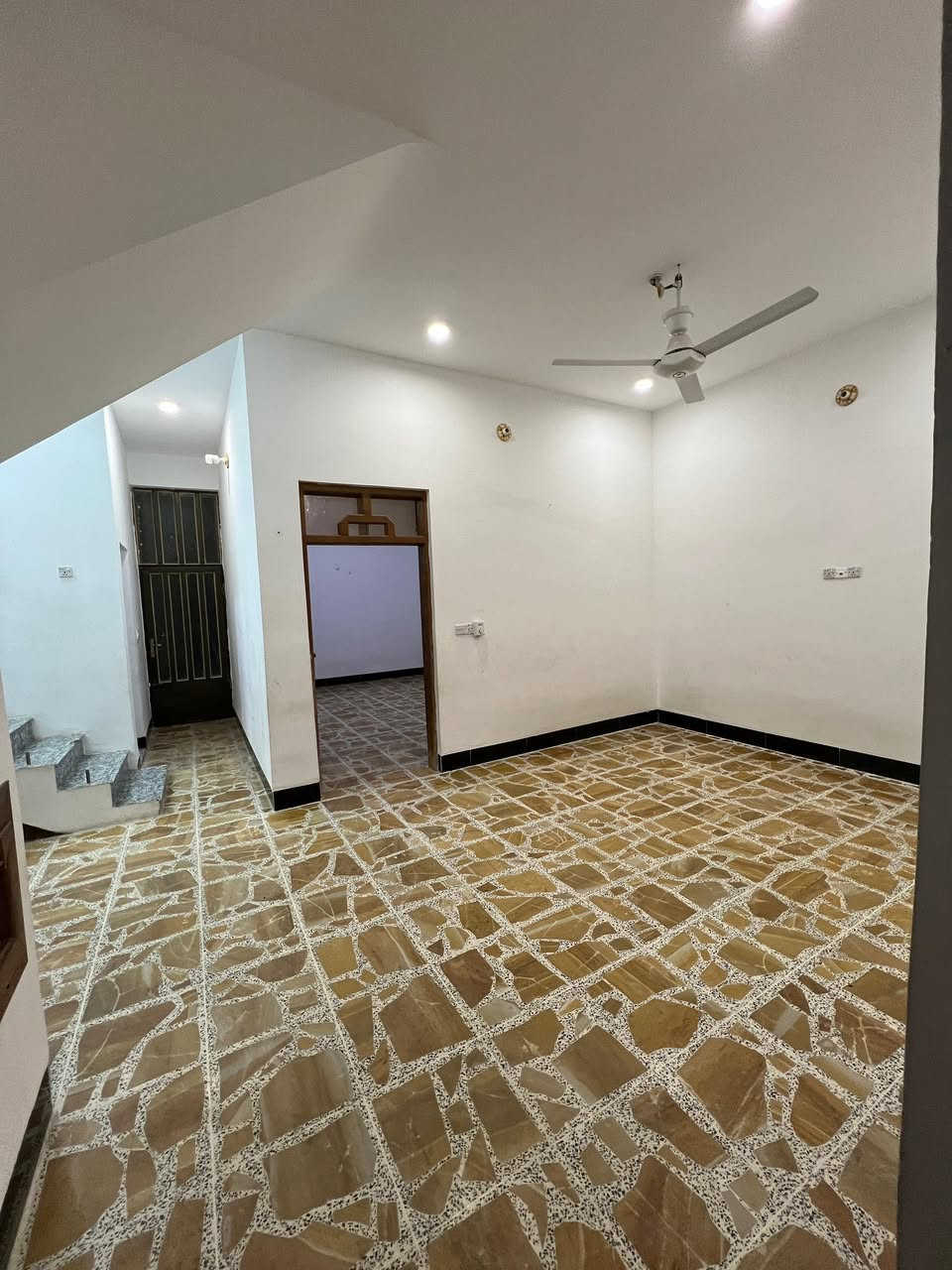 دار للبيع 

في الأنبار فلوجة منطقة الجغيفي الثاني قرب من جامع صفوى الرحمن 

دار مكون من طابقين 

مساحة 150 متر 7،5 ❌20

بناء طابوك من الدرجى الأولى 
بناء حديث 
شارع 10 متر تبليط
ارض بچر 
وصنف العقار طابو زراعي سند 25
يحتوي الطابق الأول علا غرفة نوم وصاله وستقبال ومطبخ ومنور وحمام وكراج سياره وصحيان
والطابق الثاني 2️⃣
مكون من ثلاث غرف نوم وصاله وحمام فقط 

السعر وباقي التفاصيل الأتصال علا الأرقام التالية
***********

***********
