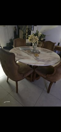 ميز طعام زان للبيع مكانه اليرموك متواجده واتساب 07763238591