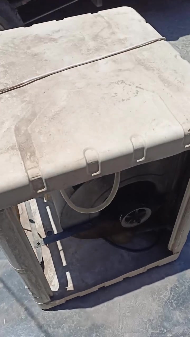 مبرده 1 ونص للبيع نضيفه بس بيها خلل بل ماطور ما اعرف شبي  وهاي رقمي ***********
