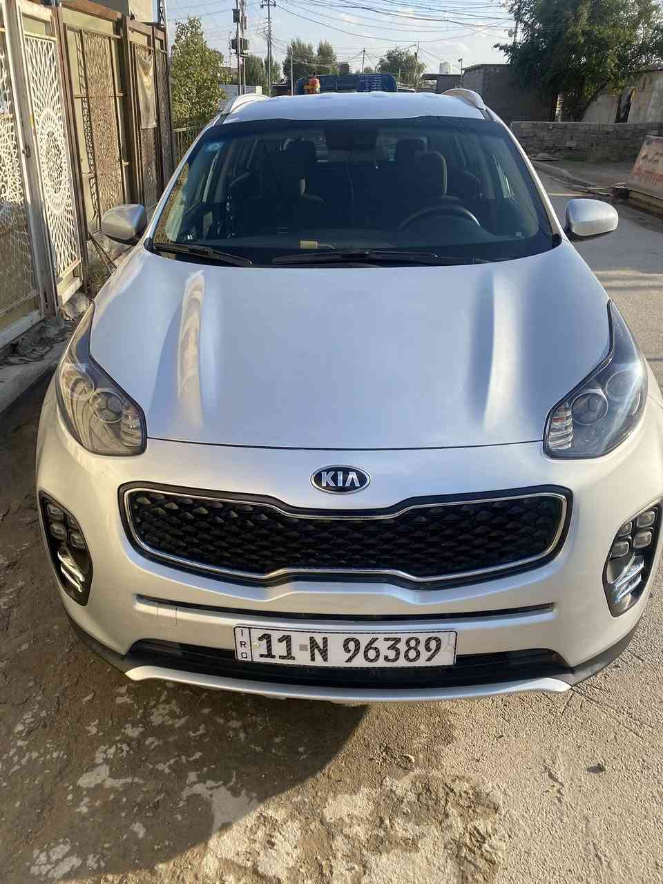 السلام عليكم اخواني الاعزاء
كيا سبورتج للبيع موديل 2017
وارد امريكي حادثهه بصيط جدآ 
فقط بنيد صبغ 
السياره جديده جدآ ماشيه 27 الف mi
جاهزه من كلشي رقم جديد وهزه جديده 
تحويل مباشر 
السياره فور ويل 
محرك 2400 gdi
كير محرك كفاله من الفتح 
السعر المطلوب ١٦٥ للاستفسار الاتصال
على ***********
