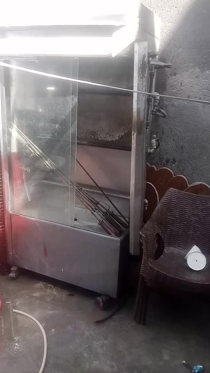 السلام عليكم عندي اغراض مطعم للبيع شواية دجاج ام السبع شيش ومعرض لبيع الفلافل مع شواية بركر مع كابسه مع كراسي عدد7واثنين ميز طعام مع مصطبات للجلوس عدد 2طول الوحده2ونص متر مع ميز حديد الطول 2متر ونص مع ميز حديد مربع مخصص لشواية الدجاج 
الاتصال على هذا الرقم ***********
