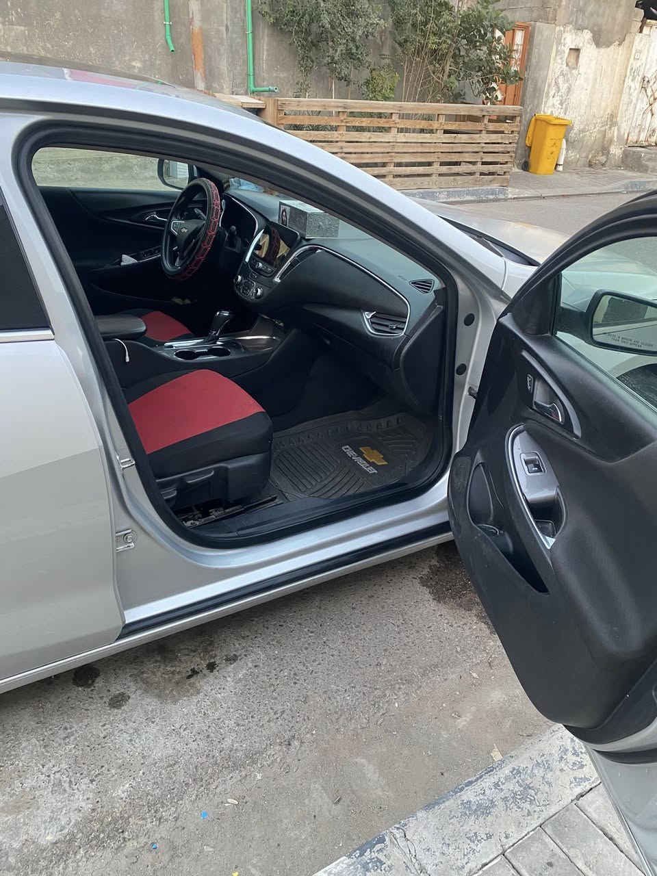 نوع السيارة : شوفرليت Chevrolet
✅ موديل السيارة  :2020
ماليبو Malibu
✅ الفئة : LT
✅ سنة الصنع :  2020
✅ عداد المسافة : 95 الف كيلو
✅ المواصفات : 
• حجم المحرك : 1500 توربو 
•گير cvt 7 سرعات  بي مشكله  بالتحركه ال D
• بگ لايت لد
•داخل اسود
•تدفئة كشنات
•تبريد قطعتين
•تبريد مناخي (منفصل) 
•كاميرا دوراة
•تحكم ب نظام AutoStop
•بصمة بيبان & بصمة جنطة
.بصمة تشغيل 
•تشغيل عن بعد
•فتح سقف فول
•منافذ شحن USB و Type C
• شاشة : شاشة حجم ( 😎 بوصة (ايباد) للتحكم بأيعازات السيارة ومزود ببرنامج  Car Play و Wifi ويدعم برنامج الخرائط والملاحة.
• نوع المقاعد : قماش 
•اضافات المقاعد :  السائق كهربائي
• اضافات المقود ( الاستيرن ) : تحكم ستيرن جهتين بلوتوث وحاكية ومثبت السرعة وتحكم صوت.
✅ العجلات : ويل كب حجم 17 لفئة LT
✅حاله الحداده :80%
✅ نوع انظمة السلامة :
• نظام ABS مع مانع للانغلاق و الانزلاق   •نظام EBD الالكتروني لقوة الفرامل الامامية والخلفية.
✅ مصدر السيارة : وارد أمريكي .
✅ الحالة :
• الضرر : مرفق في صور جميع ضربات السياره 
✅ موقع السيارة : البصره 
✅ الرقم : بصره معوقين تنتهي السنويه 2027 راعيها موجود 
✅ السعر : 99 بيها مجال 
☎️ للاستفسار الاتصال 
***********
