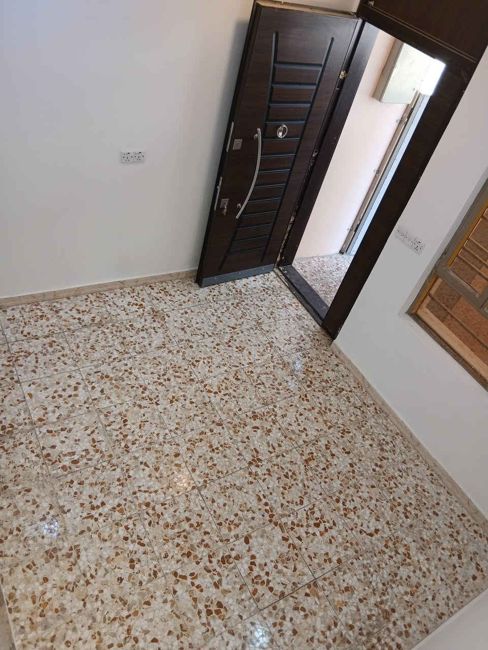 دار زراعي للبيع حديث سند ٢٥ منطقة السبع ابكار المساحة ٤٠ متر ثلث طوابق يتكون من استقبال ومطبخ وثلث غرف نوم وحمام عدد ٢ ومنور وبيتونة وسطح والمنطقة خدمات كاملة وعرض الشارع ٩ متر الموقع مقابيل مركز شرطة الصليخ بصف جامع الحجية الاستفسار أكثر  ***********
