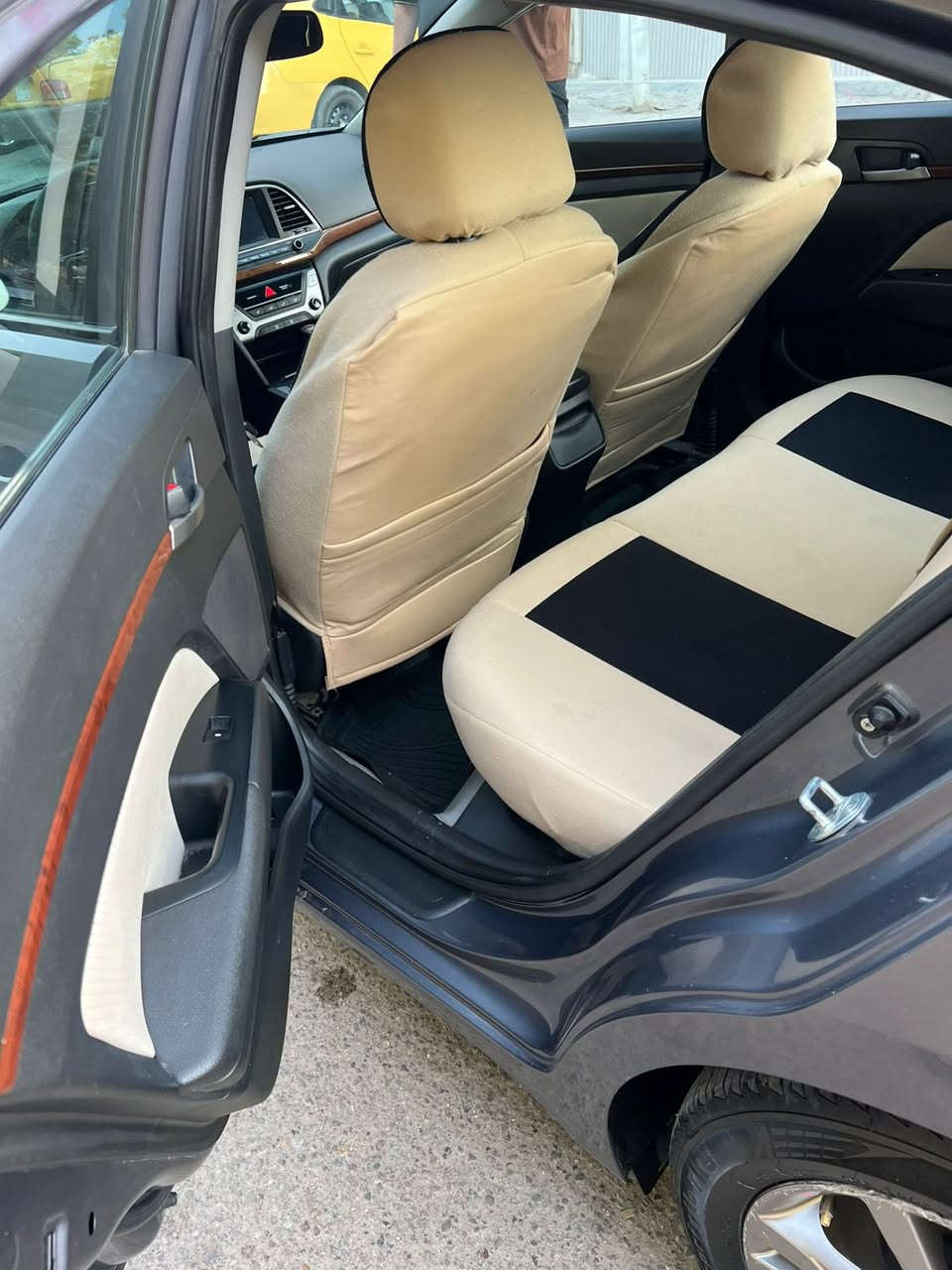 السلام عليكم من رخصةالادمن  الانتره ٢٠١٨مكينه 2000  اشاره بل مري تدفئه كشنات وستيرن شاشه كامرا رادار مانع انزلاق السياره فول عدا البصمه ولفتحه تخم تاير صدر جديد بيها بنيد فقط كما موضح بصوره  السياره بسمي مكاني البياع 
 السعر ١٢٨.$ بيها مجال ***********
