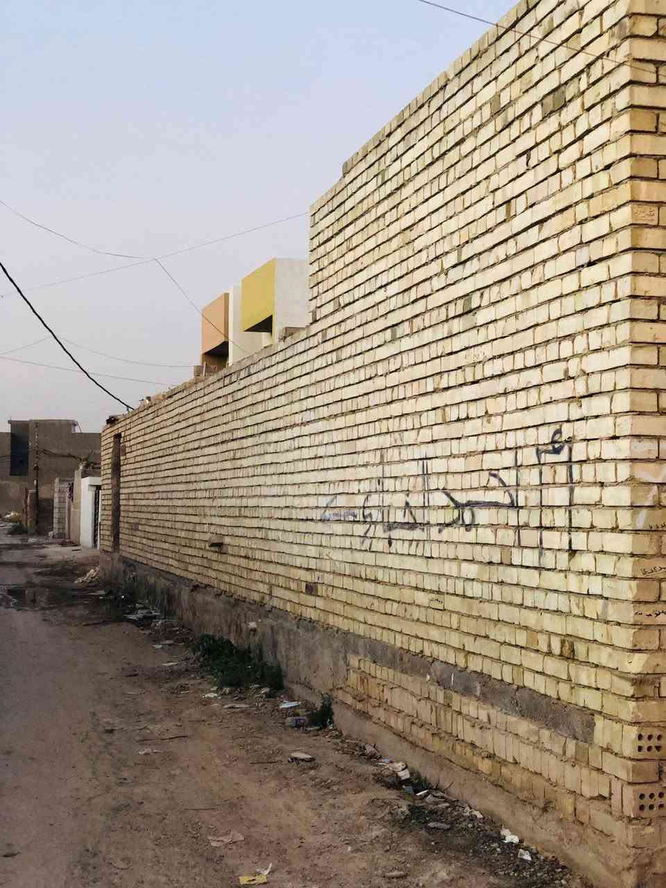 بيت للبيع مساحته ميتين متر واقع حال متين وثمانين غرفتين نوم صاله مطبخ استقبال صحياتت حديقه تلاثين متر  ومحل بغداد جسر ديالى منطقت الكرغوليه قرب مدرسه المسار بيت ركن
لاستفسار ***********
