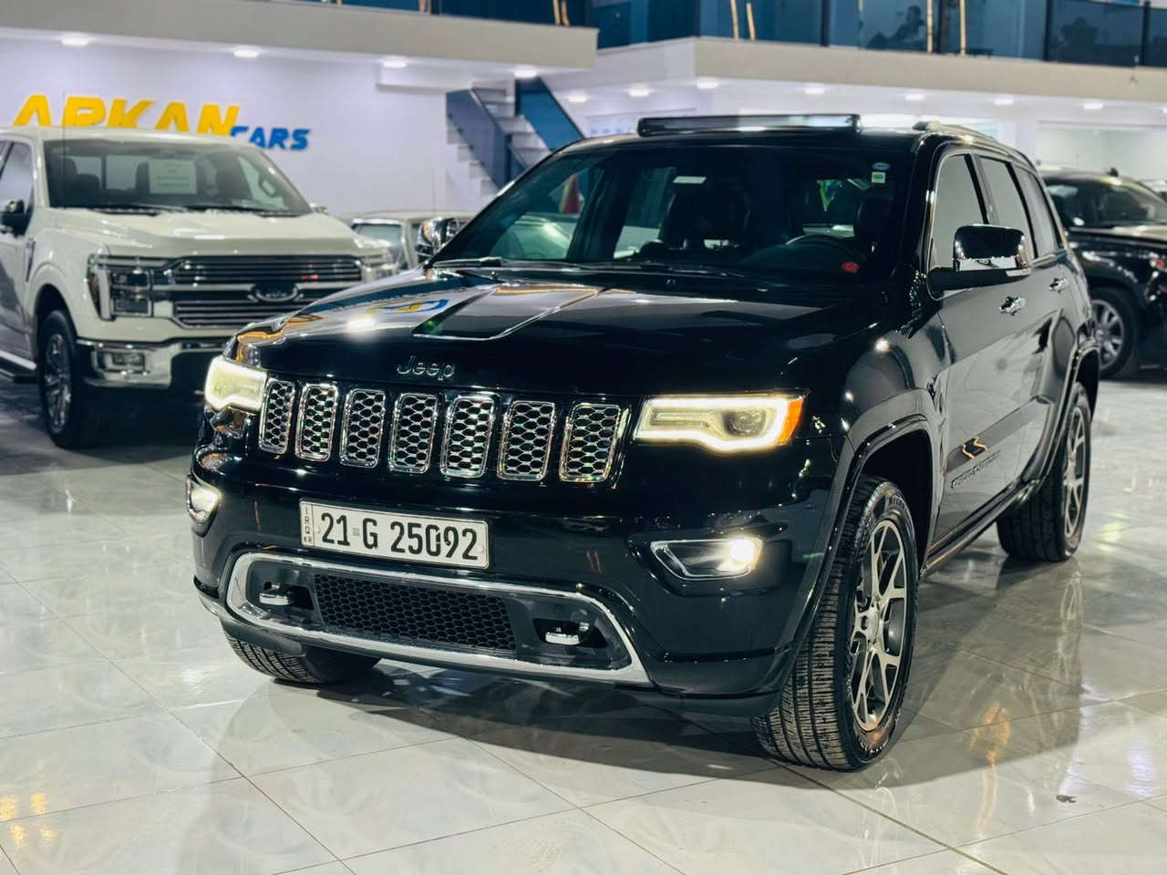 جيب اوفر لاند :2018 
رقم سليمانيه الجديد بسمي هزة سنوية جديدة 
المحرك : V6.  3.6L 

فول فول 

معروفة مواصفات الاوفر اعلى فئة بلجيب 

لون : اسود 

حادث داخله كلين هنا صار بيها صبغ بلصندوق شي قليل 

المواصفات  . 
* سقف بانوراما . 
* شاشه كبيرة  . 
* نظام الخرائط (GPS) .
* ستيرن كهربائي . 
* المصابيح الأمامية زنون .
* كشافات الضباب زنون .     
* تشغيل عن بعد .
* صندوق كهربائي .
* داخل اسود   .
* حفظ وضعيات الجلوس (ميموري) . 
* المقاعد الأمامية كهربائية .
* سستم صوت الباين. 
* حساسات أمامية
* حساسات خلفية . 
* كاميرا خلفية .
* تدفئة ستيرن . 
* المرايا الجانبية قابلة للطي .
* مرايا متحسسه للضوء العالي . 
* بلوتوث تلفون . 
* محدد سرعة . 
* نظام التشغيل والاطفاء الاوتوماتيكي ( Auto Start System ) .
*سستم صوت بيهة خرافي 

سعرها 265 و بيها مجال
عنوان ديالى خانقين

***********
