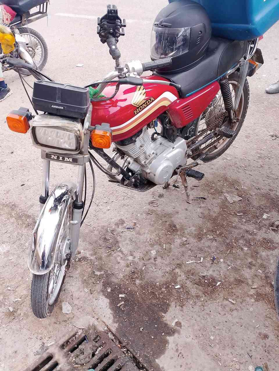 السلام عليكم دراجه نامه رقم وسنويه كاملات بس اللوحات طالعات وما مستلمهن دراجه معدله مال شغل الدراجه مفتوحه من ناحية الكهربائية كامله مكمله تعال وافحصه بيدك موديل 2019  السعر على الخاص ***********
