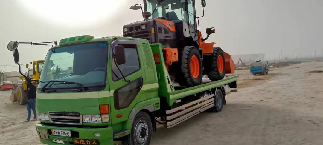 كرين سطحه لنقل السيارات🚘 والمعدات 🚜🚘🚗 داخل وخارج البصره متواجد 24 ساعه ***********📞
