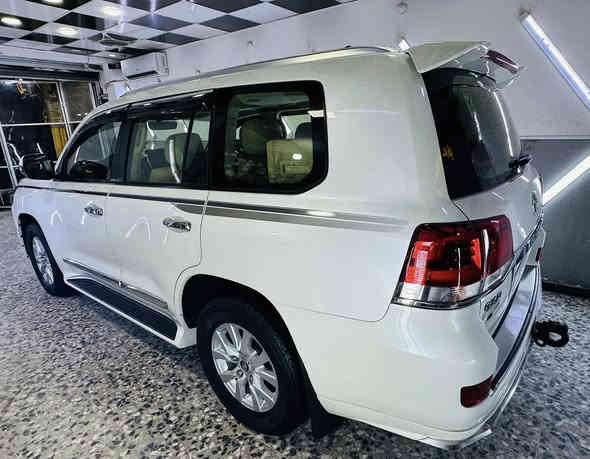 لاندكروز 2018 وايت ايديشن ساز
قبل كل شي السياره جديده بمعنى الكلمه ترايها زيرو من فضل الله
ماشيه 90 الف كيلو 
محرك 6 سلندر

كشنين كهرباء وفتحة سقف ودبل ماوس وشاشه عاليه و 4 كاميرات محيطيه 3d كروس سرعه وتحكمات ستيرن صاج دشبول واستيرن وابواب بصمات اثنين وياها و 8 ايرباك حساسات خلفي امامي شاحن وايرليس المقاعد جلد بيج بلادي بحاله ممتازه مرايات كهرباء وطوي اوتو تحكم بمستوى ارتفاع اللايت ولايت اسود وشباك ابيض زراك لايت اشاير بالمري يدات الابواب نيكل الاسبير غير مستعمل 

السياره مكفوله بدون صبغ او فتح او تبديل
فقط بارد بسيط اسفل باب الصندوك 

عندي سونار جديد للسياره
رقم اربيل تحويل مباشر 
السنويه لغاية 2029 
مكان السياره بغداد 

السعر 51 الف دولار 

***********

………………………………………….
