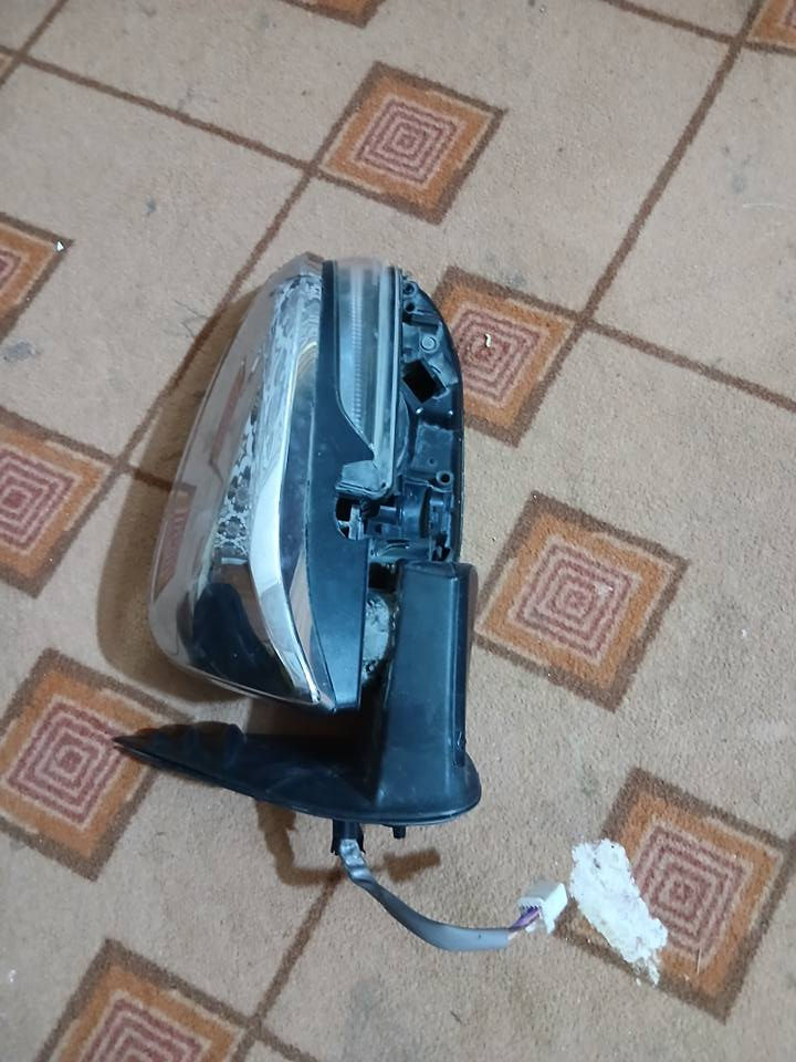 مرايه جانبيه هايلوكس صفحة السايق نقصه كفر + الركبه طاكه غيرهن كلشي مابيهه البصره گرمة علي السعر 60 الشراي *********** البصرة, العراق
