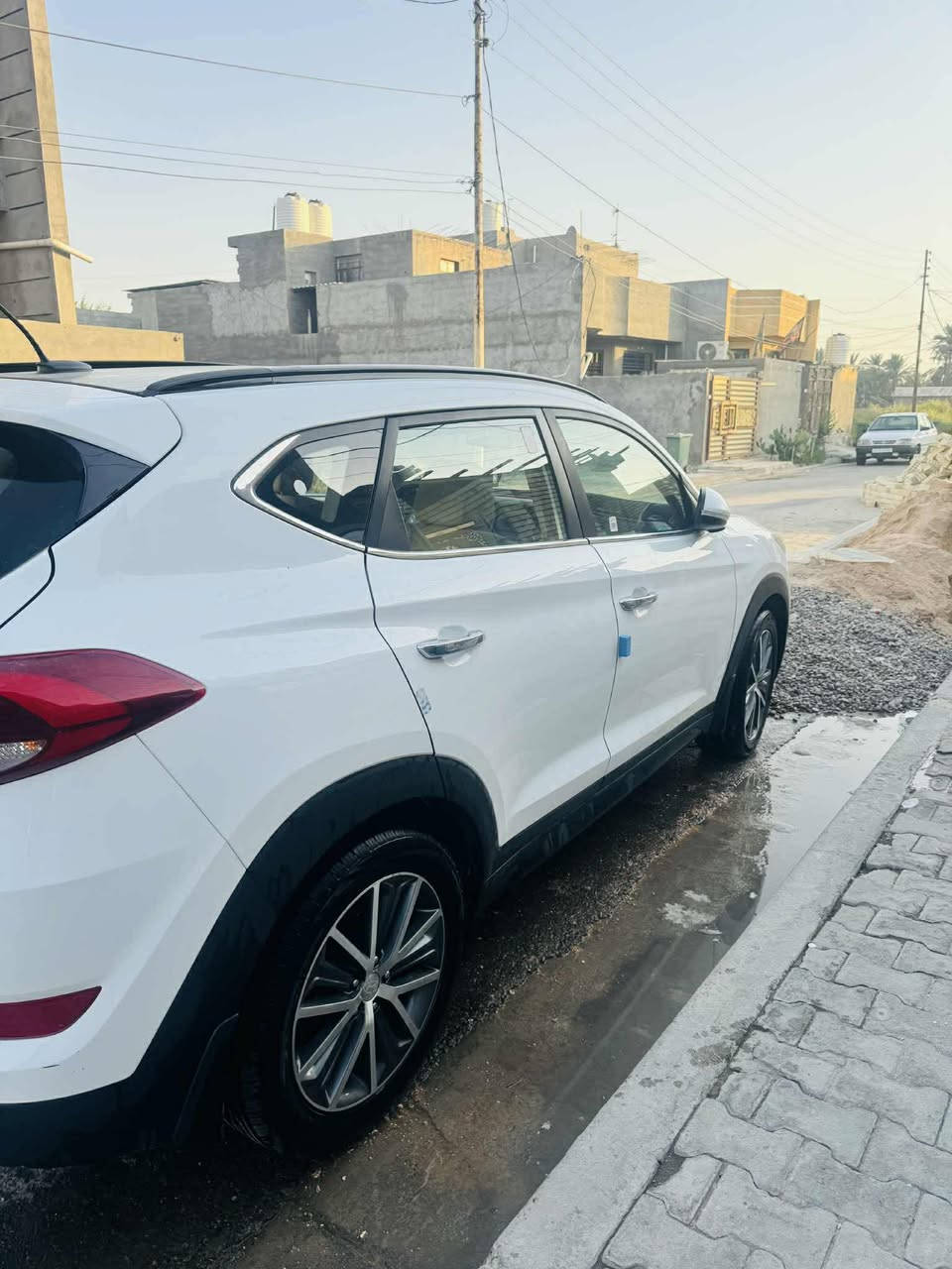 اسلام عليكم توسان موديل 18سيارة جديدة جاهزة من كلشي سيارة فول مواصفات سيارة بيهة فقط بارد البل صورة غيرهاذة مابيهة سيارة بلي رامة السعر 190 او بيهة مجال شي قليل ***********
