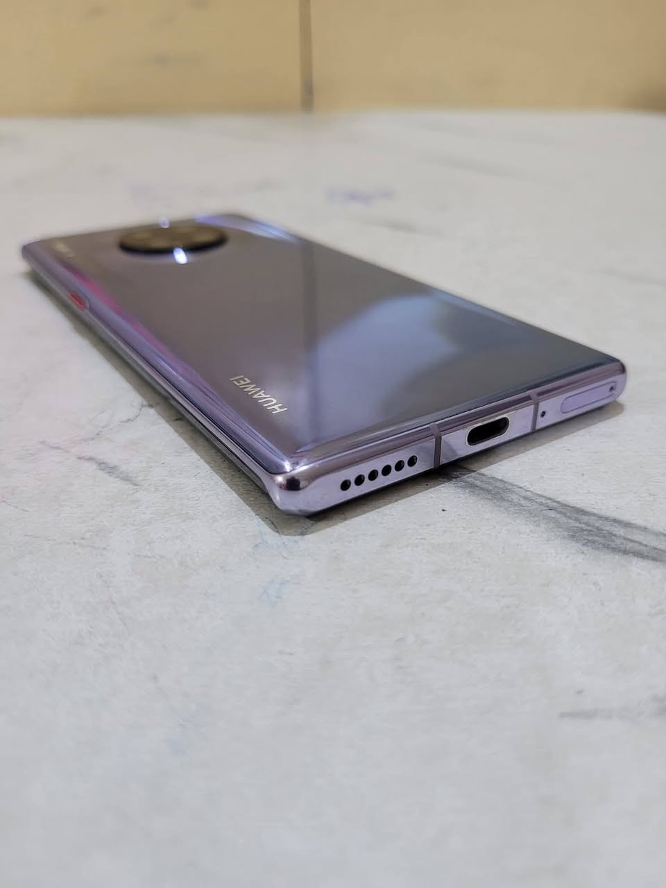 للبيع  هواوي ميت 30 برو ذاكره 256 رام 8 لون بنفسجي مكفول  تصل او واتساب ***********
