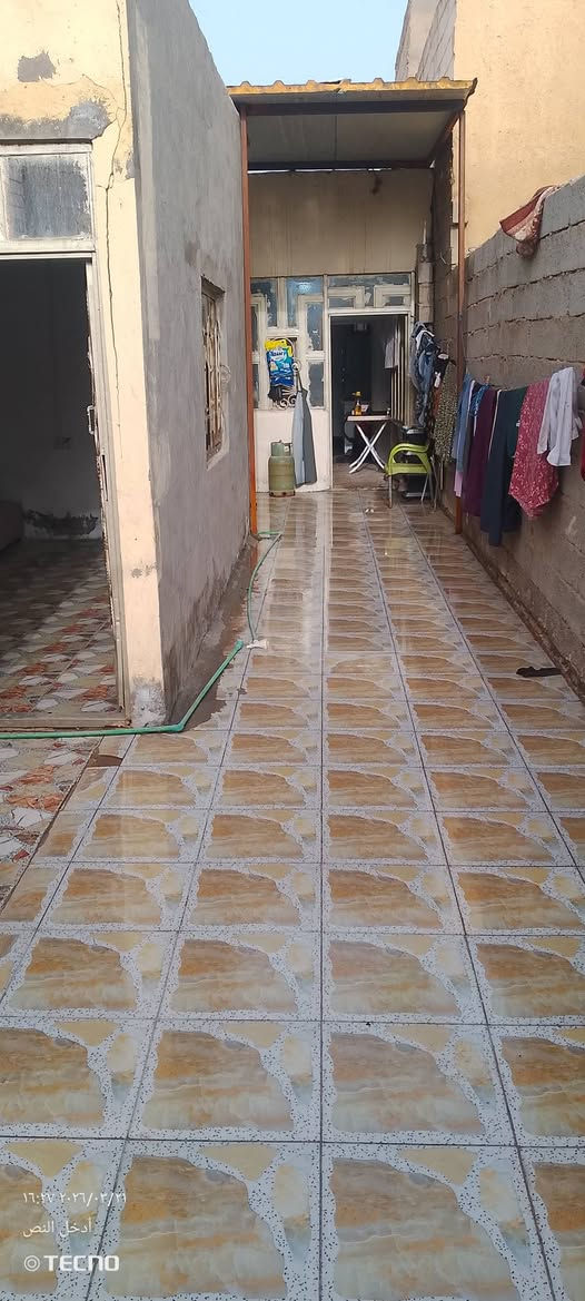 السلام عليكم دار للبيع حي الرحمن شارع المقرنص 
140/م/ غرفة نوم 5×4/ صاله /8×5/استقبل 3×5/
السعر /45/وبي مجال 
رقم /***********
