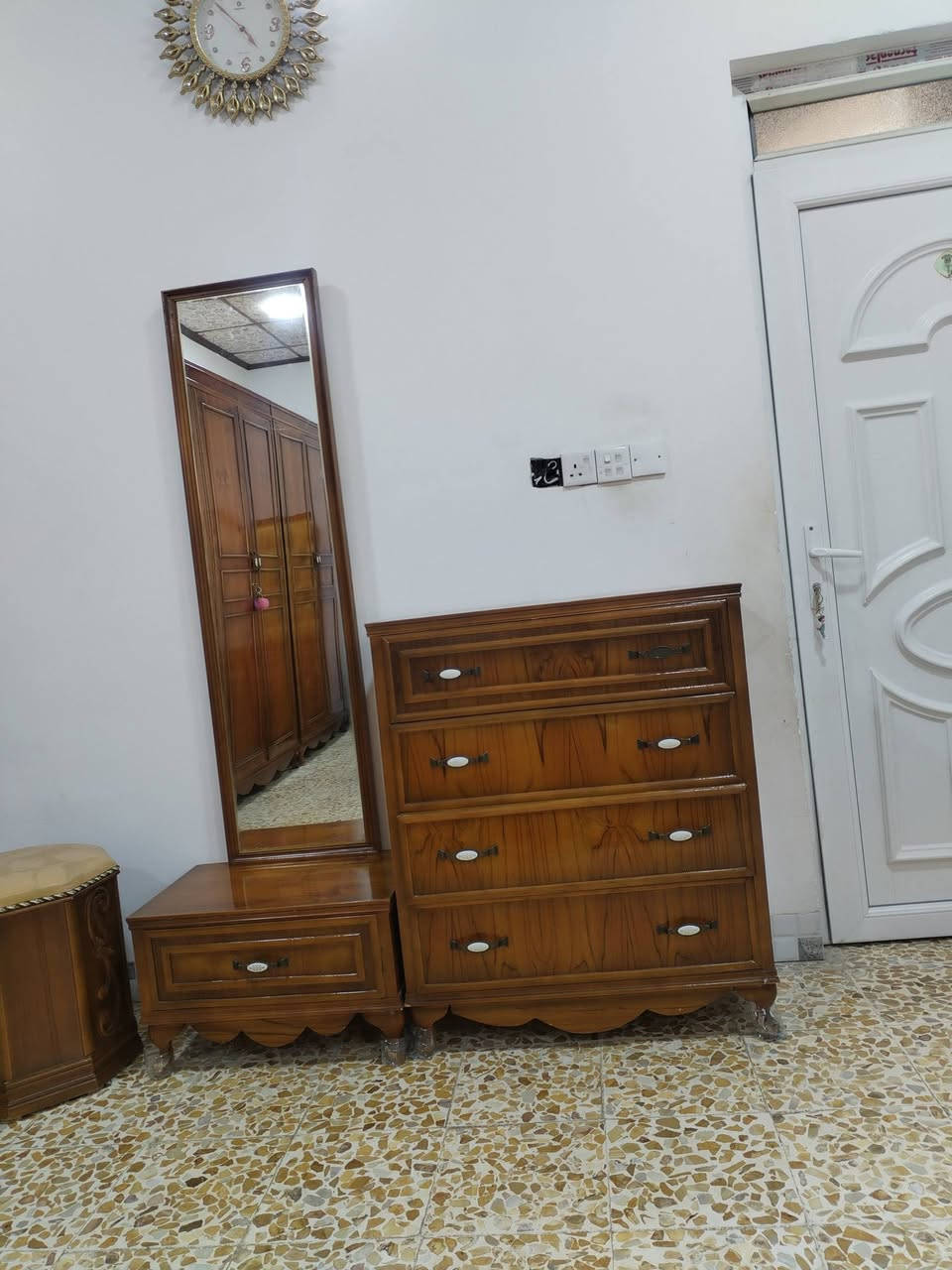 سلام عليكم غرفه اخشاب للبيع 8قطع لل استفسار عل رقم ***********

