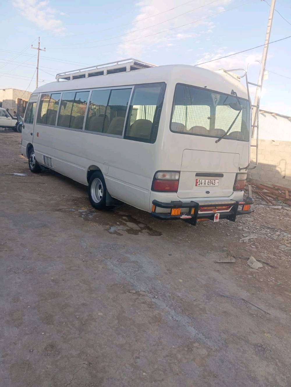 كوستر موديل 2002مكينة كير حدادية تخم تاير سيارة اصل خضرة ومصبوغة من جام جوة اكسن ونة رقم بصرة تحويل مباشر سيارة خير من الله سبب البيع عدم الفرغة اني مكلف بنشر 