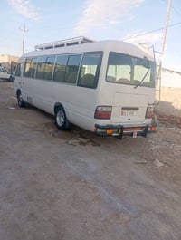 كوستر موديل 2002مكينة كير حدادية تخم تاير سيارة اصل خضرة ومصبوغة من جا...