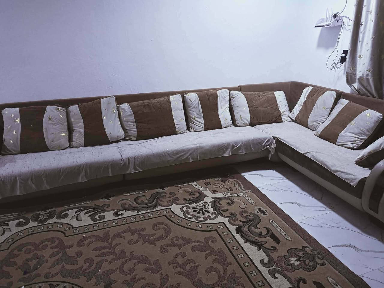 ديوان للبيع حرف L
ب١٠٠ الف وبي مجال بسيط 
***********
