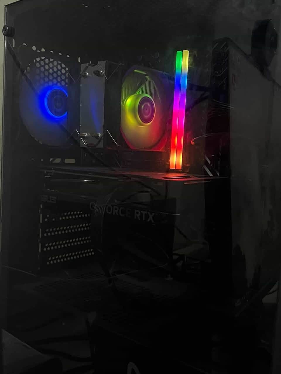 � للبيع – PC Gaming جاهز مع شاشة 180Hz وإكسسوارات 🔥
✅ المواصفات:
🎮 الشاشة: MSI Dragon 180Hz
🖥️ المعالج: Intel® Core™ i5-12400F
🎨 كرت الشاشة: ASUS Dual RTX™ 4060 OC 8GB GDDR6
❄️ المبرد: MNTOB MN-210 Alpha Dual RGB
⚡ الرام: 16GB (2×8GB) Gigabyte AORUS RGB 3200MHz
💾 التخزين: Lexar NM620 NVMe SSD 1TB Gen3
🛠️ اللوحة الأم: ASUS Prime H610M-K D4
🔋 مزود الطاقة: FSP Hyper K Pro 700W
🖤 الكيس: MNTOB Elite Glass Black (MN-2090B)
🔌 UPS Online
🖱️ الماوس: Glorious Model D

🎯 الجهاز مناسب لجميع الألعاب الحديثة مثل:
• Call of Duty
• FiveM
• CS2
• PUBG
• GTA V
• Valorant
وغيرها بأداء ممتاز.
السعر 1600 وبيها مجال بسيط

📩 للاستفسار 
***********
