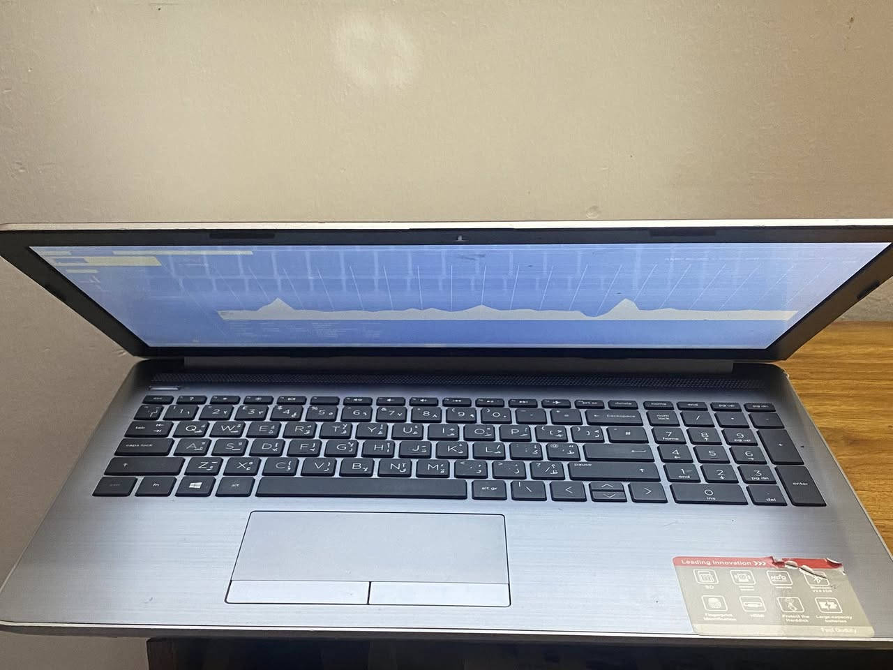 السلام عليكم لابتوب HP G7 255 للبيع
‎لابتوب HP 255 G7 - أداء عملي وتصميم أنيق (بحالة ممتازة)

المواصفات التقنية:

• المعالج (Processor): core i5 جيل العاشر 

• AMD Ryzen 5 3500U (رباعي النواة يصل لـ 3.7 جيجاهرتز

• الرام (RAM): 8 كيكا بايت  DDR4 

• التخزين (Storage) :256 جيجابايت SSD سريع جداً في الإقلاع•

• كارت الشاشة (Graphics): مدمج من نوع AMD Radeon Graphics 

• الشاشة: مقاس 15.6 بوصة بوضوح FHD مع خاصية مضاد التوهج (Anti-glare).

• البطارية: 3 خلايا (41 وات في الساعة) تدوم لفترة جيدة حسب الاستخدام.

• الوزن: خفيف نسبياً يبدأ من 1.78 كجم، مما يجعله سهل التنقل.

• المنافذ (Ports):

• 2 منفذ USB 3.1.

• 1 منفذ USB 2.0.

• منفذ HDMI 1.4b لتوصيله بالشاشات الخارجية.

• منفذ RJ-45 (للإنترنت السلكي).

• مدخل سماعات مشترك وقارئ كروت ذاكرة SD.

مكاني بابل حي الصحه سعره 325 الف وبي مجال رقمي ***********
