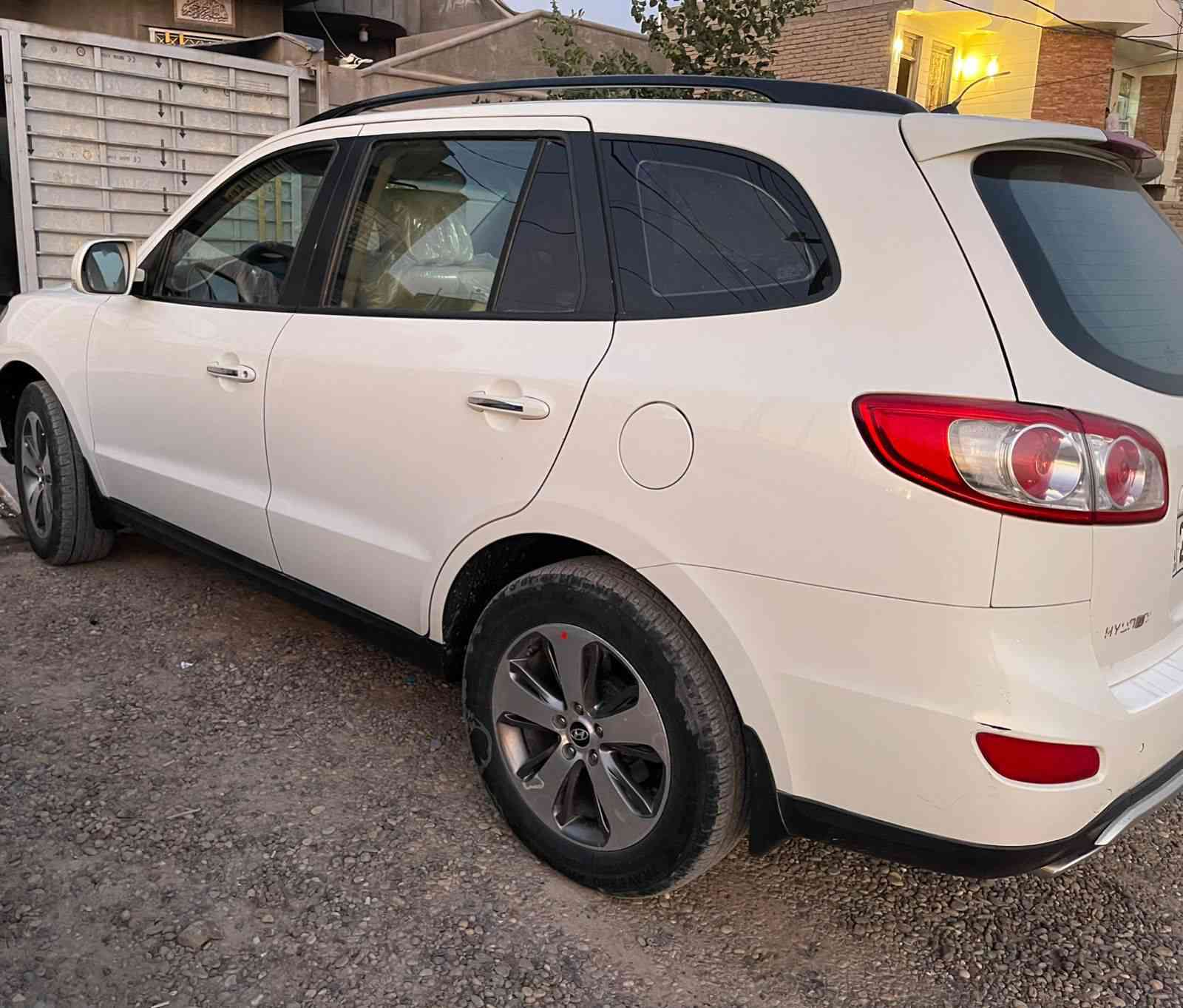 السلام عليكم 
 سيارة سنتافي خليجي  2012 
بصمة فول مواصفات 
تبريد ثلاث قطع ,سبعة راكب 
تخم تاير جديد 
بدون ضرر بدون صبغ 
رقم اربيل 
سنوية صلاحيته للـ 2027
العنوان صلاح الدين/سامراء 
السعر ١٦٠ وبي مجال 
***********
***********
