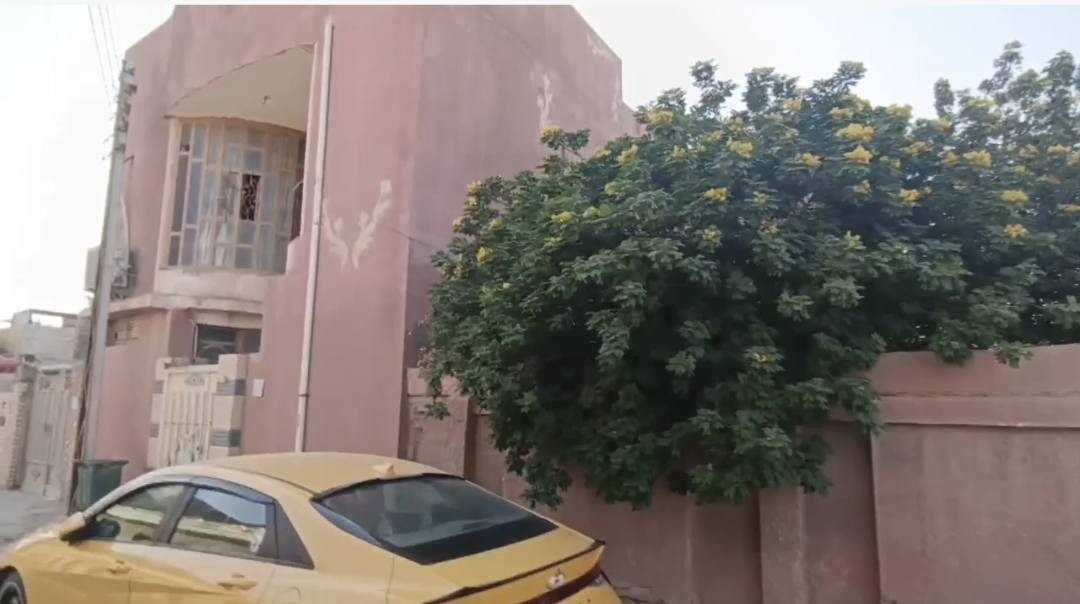 السلام عليكم الدار للبيع بناء قديم ركن  مساحه ٢٨٠ م حله حي الامير شارع الطب العدلي يبعد عن شارع نادر الرئيسي يبعد 500متر مجاور مدرسه المواهب  للاستفسار الاتصال ع الرقم التالي👇***********
