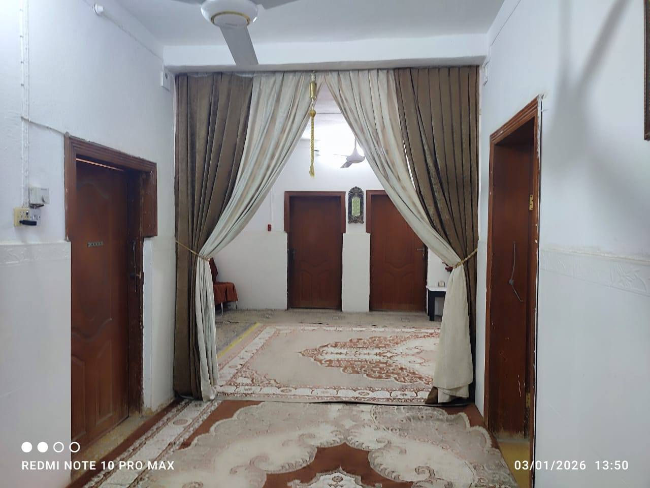 دار سكني #للبيع 
موقعه #شارع_سالم_الجمهوري 
قرب مدارس الرساله الاهليه 
المساحة 243.5 متر
البيت طابقين
عكاده 
 يحتوي على اربع غرف نوم
استقبال كبير 
مطبخ كبير 
صاله كبيره 
مجموعتين صحيات داخلية وخارجيه
عرض الشارع الشارع 30 متر
البيت اعلى من الشارع 
سقيفة كراج ومحجر للحديقة

#للاستفسار_اكثر_*********** 
أو مراجعه مكتب السند للعقار الكائن في الجزائر شارع المطاعم مقابل مدارس التفوق الاهليه
